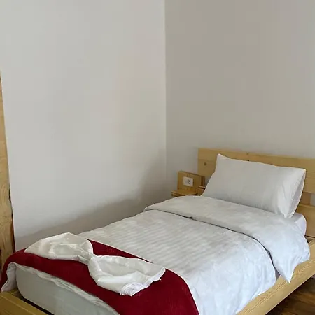 Ardjon House Hostal *