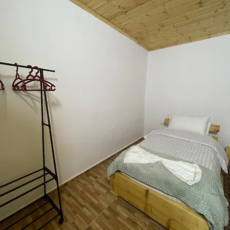 Hostal Ardjon House *