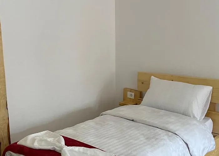 Ardjon House Hostel *